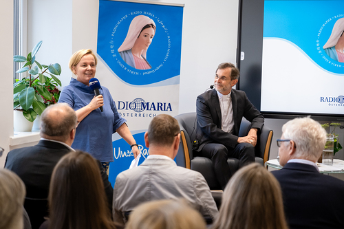 EB Grünwidl bei einer Livesendung Radio Maria / Erzdiözese Wien/ Schönlaub, Stephan Schönlaub EB Grünwidl bei einer Livesendung Radio Maria