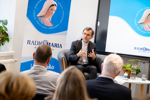 EB Grünwidl bei einer Livesendung Radio Maria / Erzdiözese Wien/ Schönlaub, Stephan Schönlaub EB Grünwidl bei einer Livesendung Radio Maria