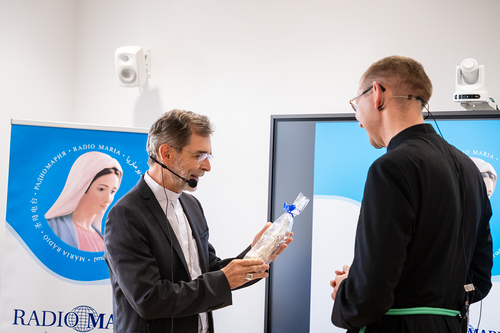 EB Grünwidl bei einer Livesendung Radio Maria / Erzdiözese Wien/ Schönlaub, Stephan Schönlaub EB Grünwidl bei einer Livesendung Radio Maria