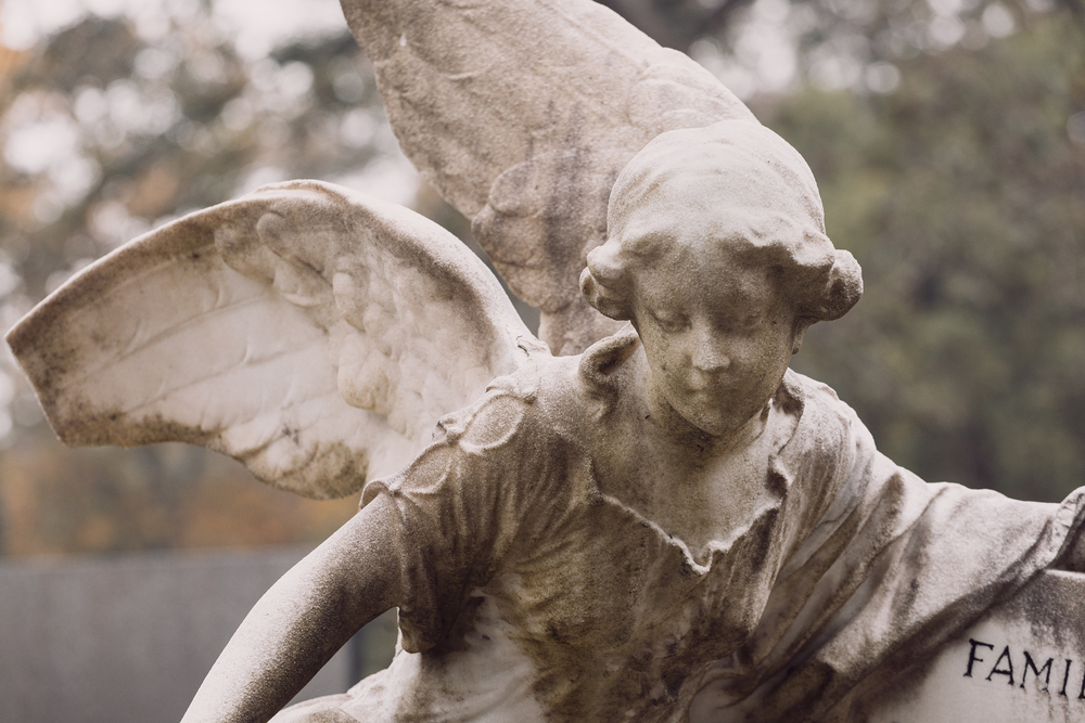 Engel sind Boten Gottes, die einerseits im Auftrag Gottes den Menschen eine Botschaft überbringen und sie andererseits behüten. So sagt der Psalm 91, der traditionell im kirchlichen Stundengebet zur Nacht gebetet wird: „Denn seinen Engeln hat er befo