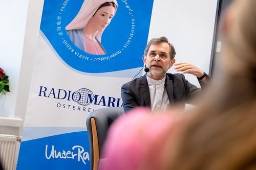 EB Grünwidl bei einer Livesendung Radio Maria / Erzdiözese Wien/ Schönlaub, Stephan Schönlaub EB Grünwidl bei einer Livesendung Radio Maria