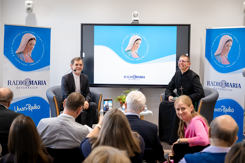 EB Grünwidl bei einer Livesendung Radio Maria / Erzdiözese Wien/ Schönlaub, Stephan Schönlaub EB Grünwidl bei einer Livesendung Radio Maria