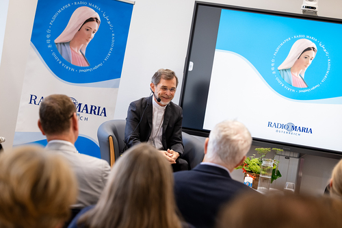 EB Grünwidl bei einer Livesendung Radio Maria / Erzdiözese Wien/ Schönlaub, Stephan Schönlaub EB Grünwidl bei einer Livesendung Radio Maria