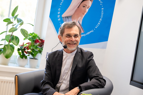 EB Grünwidl bei einer Livesendung Radio Maria / Erzdiözese Wien/ Schönlaub, Stephan Schönlaub EB Grünwidl bei einer Livesendung Radio Maria