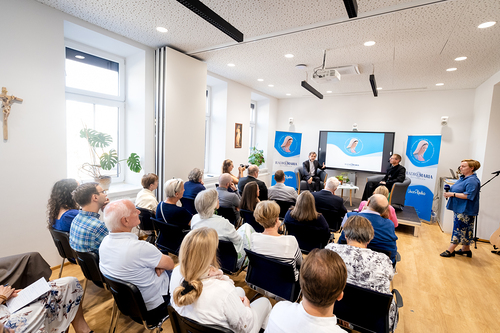 EB Grünwidl bei einer Livesendung Radio Maria / Erzdiözese Wien/ Schönlaub, Stephan Schönlaub EB Grünwidl bei einer Livesendung Radio Maria